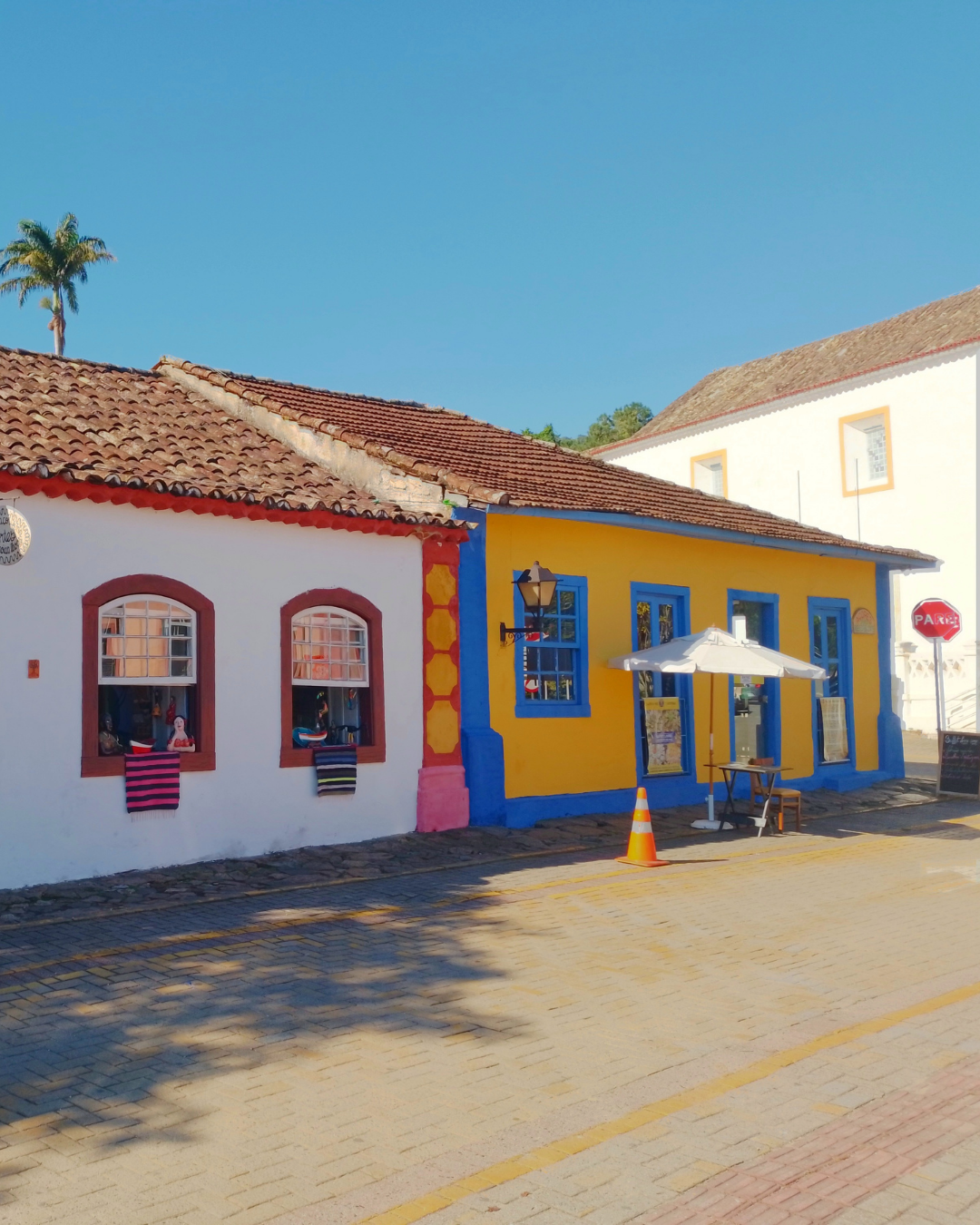 Casario colorido e rua de Santo Antônio de Lisboa, em Florianópolis.
